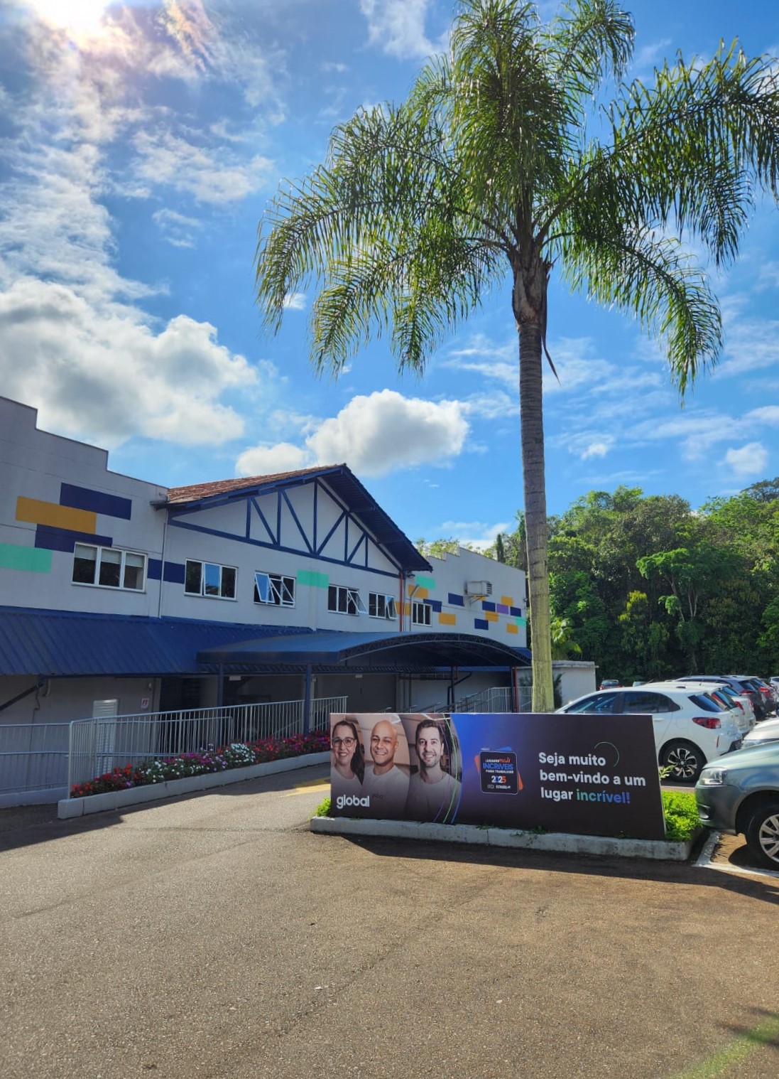 Fachada da sede da Global com painel de boas-vindas